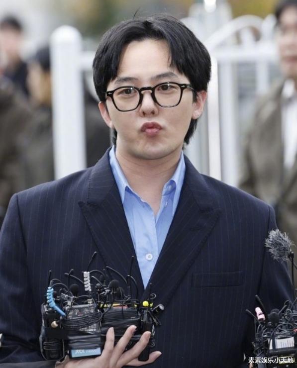 权志龙被曝吸毒后首现身，在警察厅前面带笑容，自信接受采访