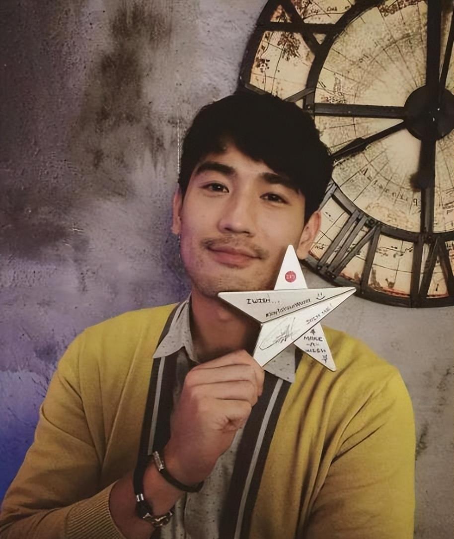 华少陷入风波，沉默引公愤！李玟事件掀职场霸凌风暴