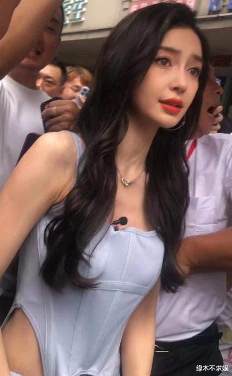 Angelababy现身线下活动,穿4000元肚兜勒出赘肉,人多到寸步难行