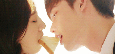 李沁|又惹争议,嘴含戒指接吻,国产剧的吻戏又开始了一场“病态传承”