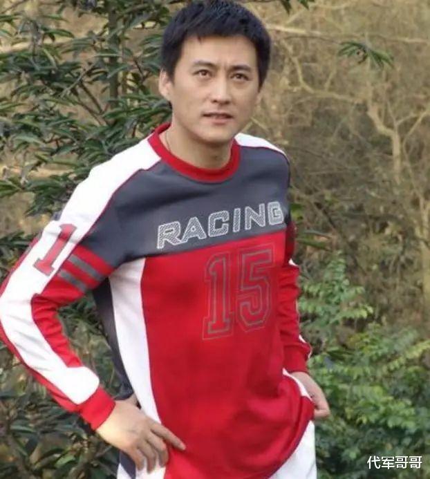 他被称为“谍战剧之王”,娶小16岁美女演员,如今52岁成人生赢家