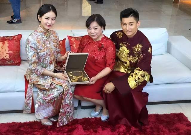 |刘诗诗台北庆生画面曝光!吴奇隆祖孙三代包场,4岁帅儿牵气球