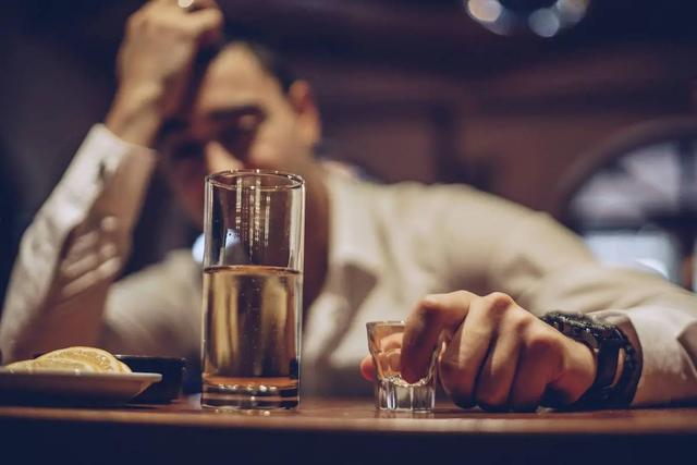 体内有癌，吃饭先知?再三劝告:吃饭时出现4种异样,警惕是身体警报