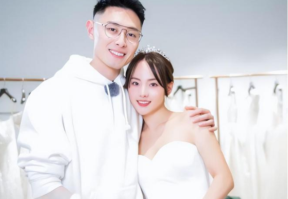 曝张嘉倪老公七夕约会美女,亲密搂肩谈笑风生,网友喊话像个男人