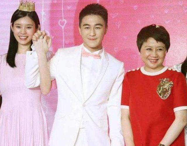 何猷君小两口东京被偶遇,奚梦瑶素颜超抗打,嘴唇状态惹人担忧