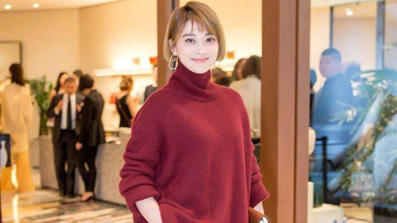 48岁梅婷新剪了波波头年轻15岁，穿毛衣+阔腿裤，美得像换了个人