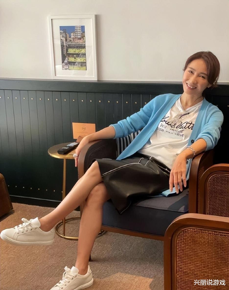 黎姿同框李嘉欣,差1岁状态大不同,一个温婉美人,一个假脸大妈