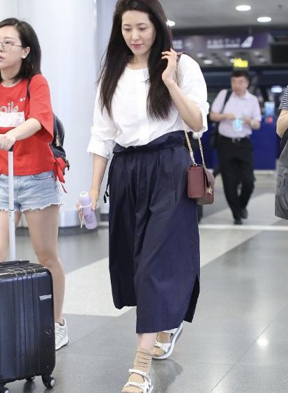 曾黎不愧是中戏校花，46岁素颜状态不输年轻人，只是身材变得魁梧