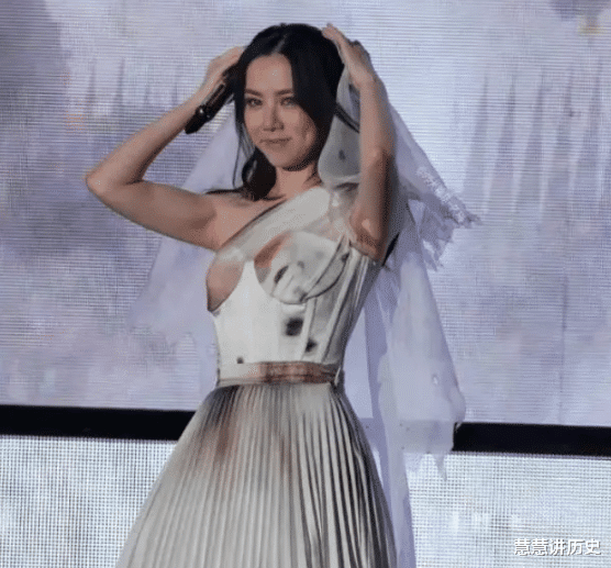 32岁邓紫棋演唱会翻车,舞台服装设计如走光,槽点过多引发热议