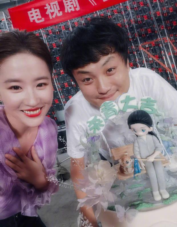 刘亦菲|刘亦菲晒新剧杀青照清新动人 与向日葵自拍露娇憨笑容