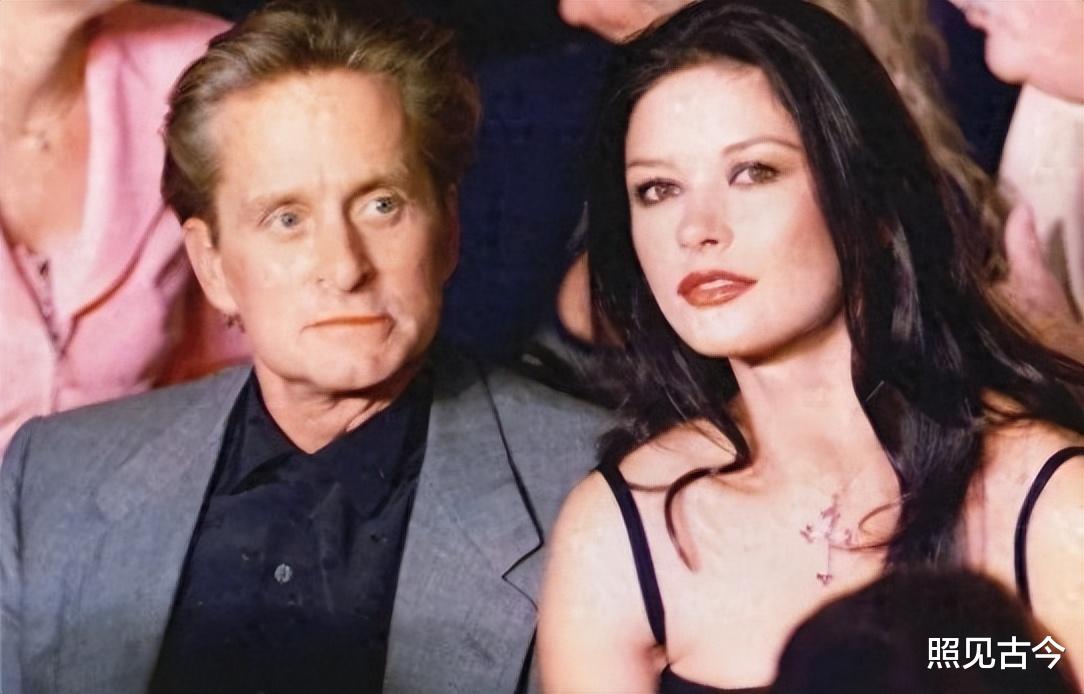 泽塔琼斯图啥？31岁未婚生子嫁56岁道格拉斯，被劈腿数次也不离婚