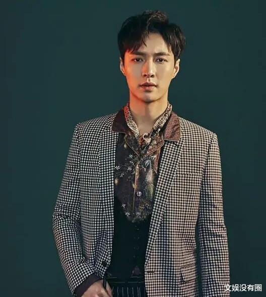 韩网热议！第一个合约期满、离开SM的EXO成员：Lay张艺兴