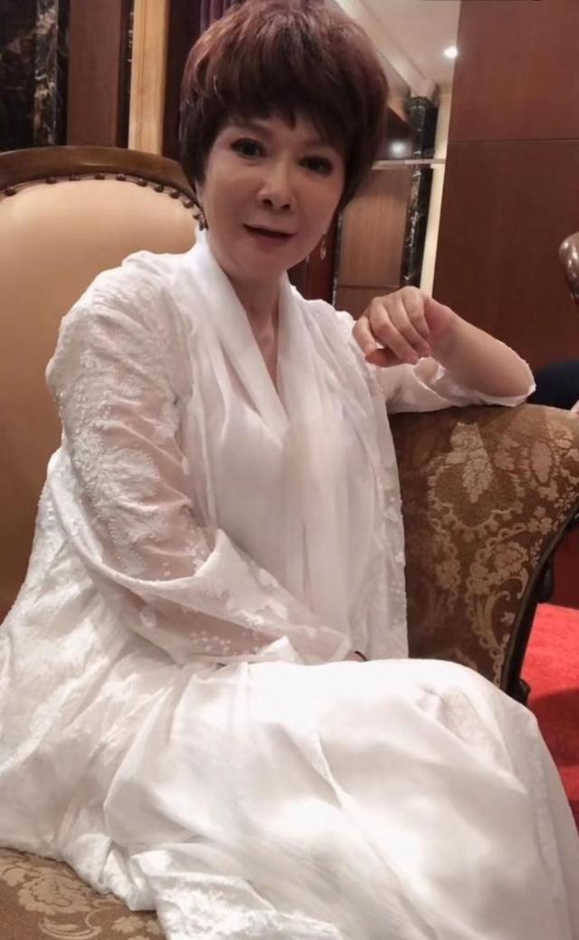 蔡明|从“小品女王”到被喊“滚出春晚”，蔡明到底哪里做错了？