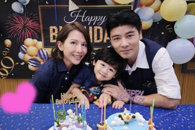 蔡少芬随夫回婆家,皮肤蜡黄好憔悴!女儿近照曝光未继承妈妈美貌