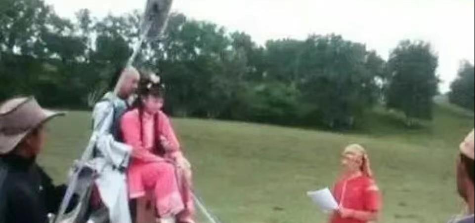 难怪电视里只有上半身,镜头下移后,全是辣眼睛的尴尬全景!