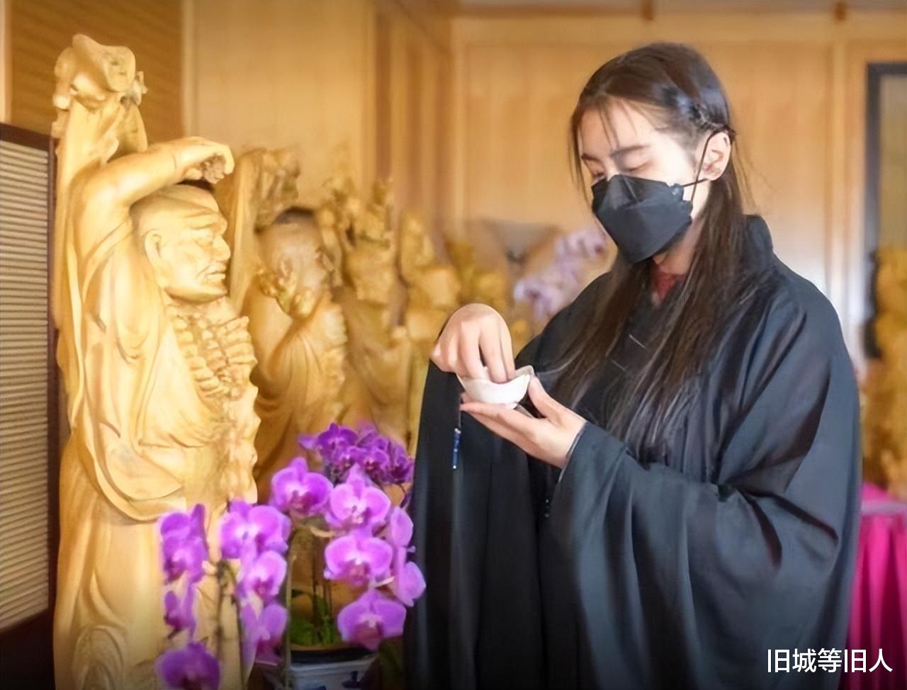 李双江|56岁王祖贤晒素颜近照,双颊下垂眼不对称似微调,至今未婚疑出家