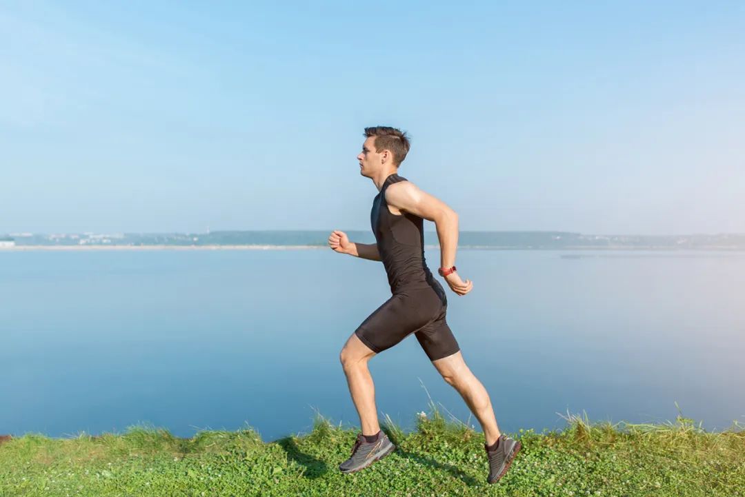|能一次性跑完10公里的人，身体素质是什么水平？