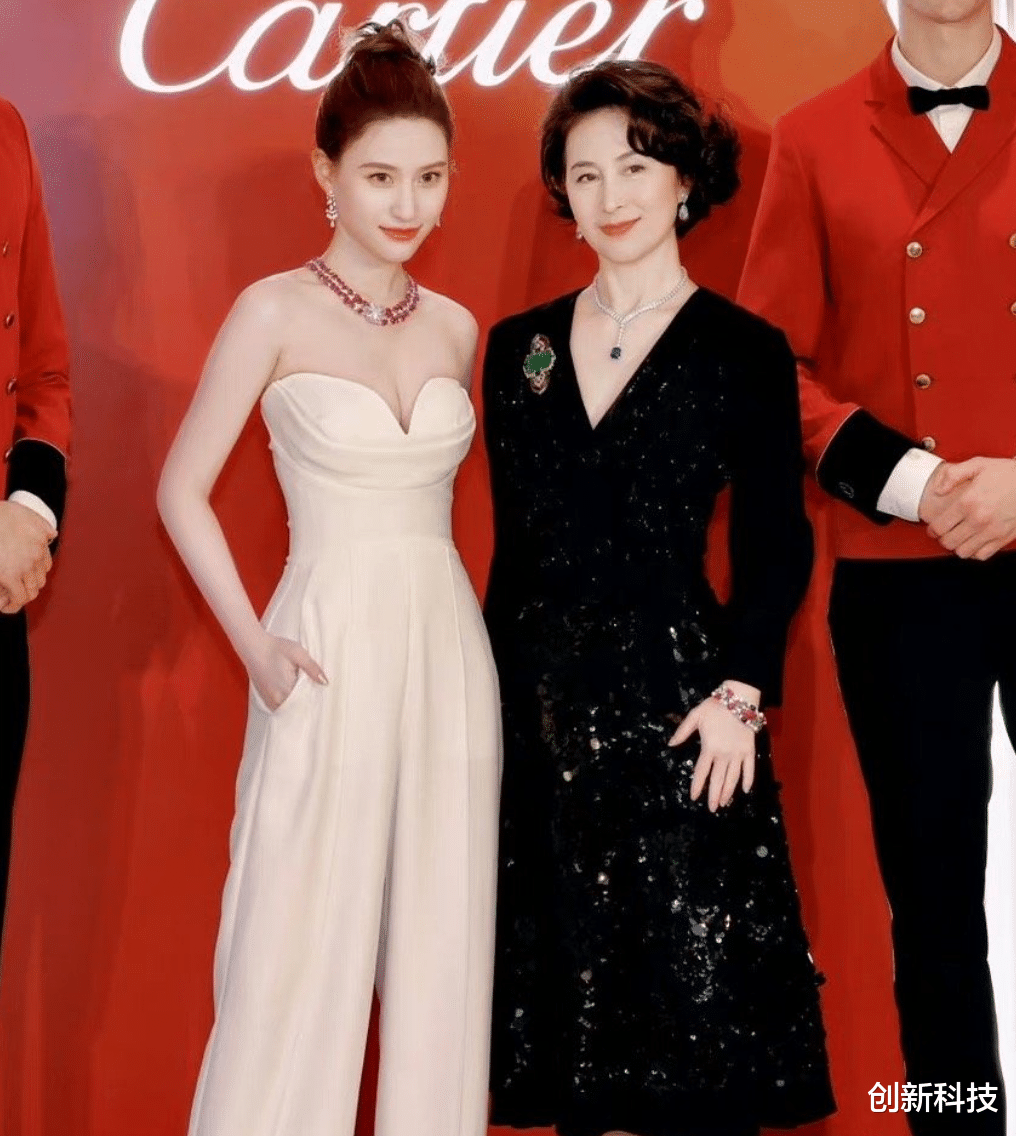 何超欣|何超欣,冲上热搜!!