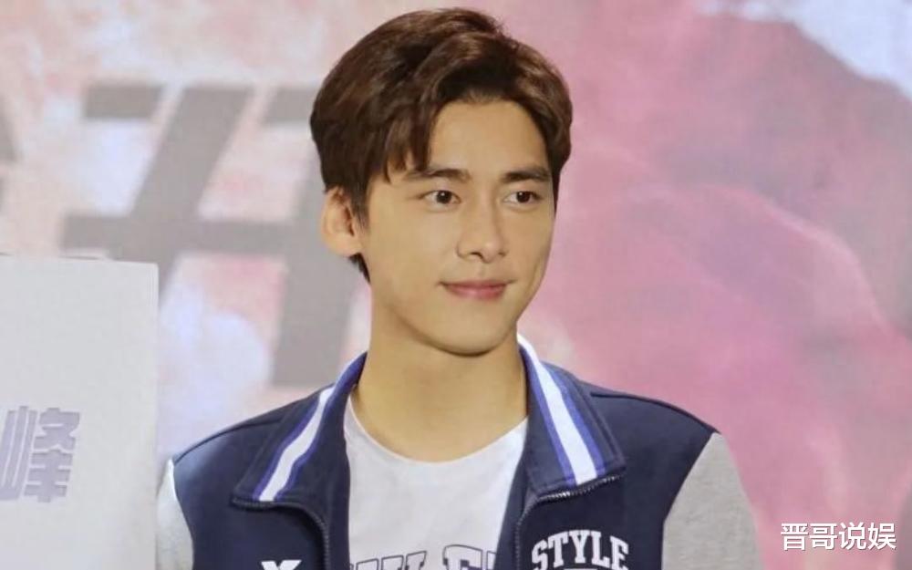 李易峰消失300多天后首露面，身穿卫衣仅3500元，流泪向粉丝鞠躬