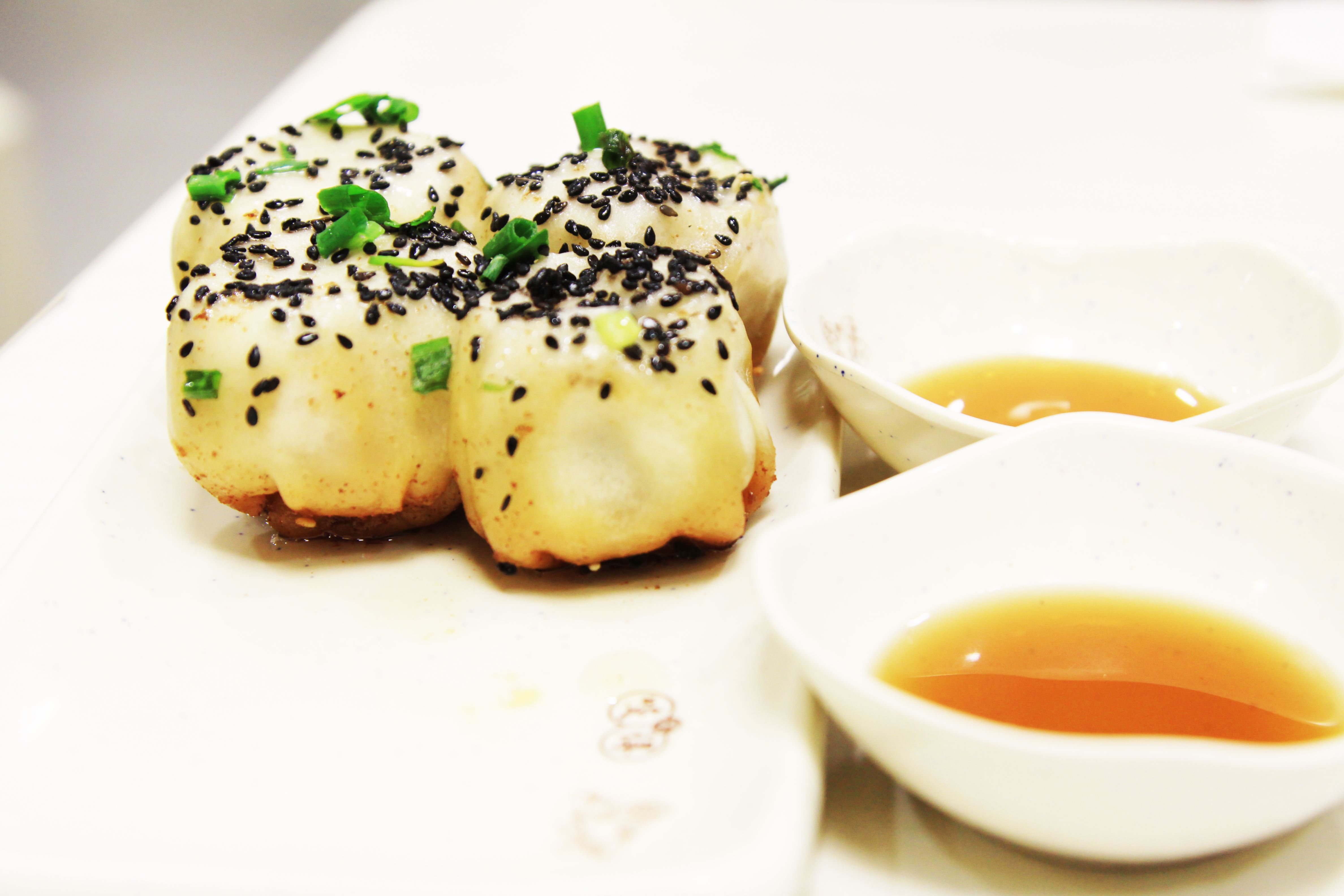 制作上海生煎包需要使用性质较强的发酵粉,用温水搅拌至均匀后静置