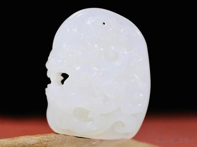 龙钞|玉石圈的C位之争！和田玉与翡翠应该怎么选？