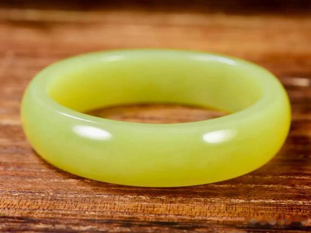 |玉器店里能见到的和田玉手镯，您都能分得清吗？