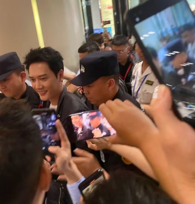 冯绍峰|冯绍峰520山西参加活动,身材消瘦状态获赞,近照宛如贵公子