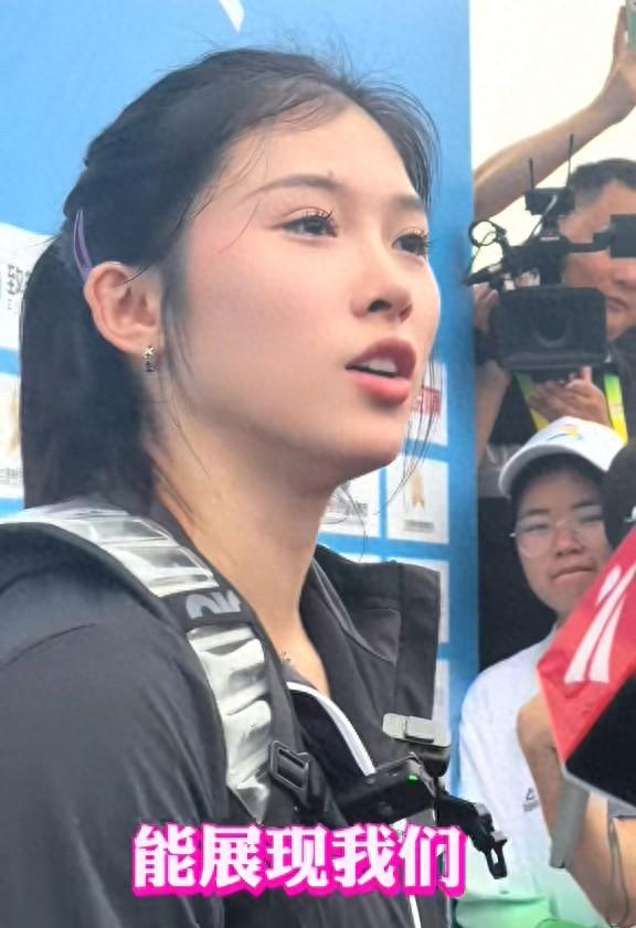 吴艳妮带妆上阵再夺一冠,上台前告诉镜头:“给我拍好看点!”