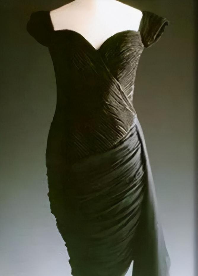 戴安娜|1994年,查尔斯承认出轨卡米拉,戴安娜把裙子领口“挖”去一大块