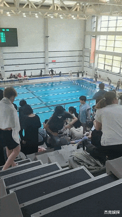 全智贤|全智贤和老公看儿子游泳比赛,夫妻俩打扮低调,在走道上甜蜜交谈