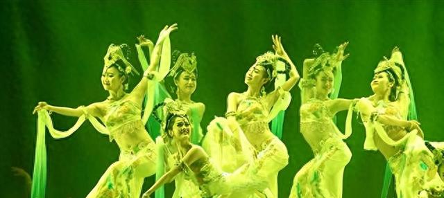 恒大歌舞团“三朵金花”同框，这颜值气质能歌善舞，谁能拒绝？
