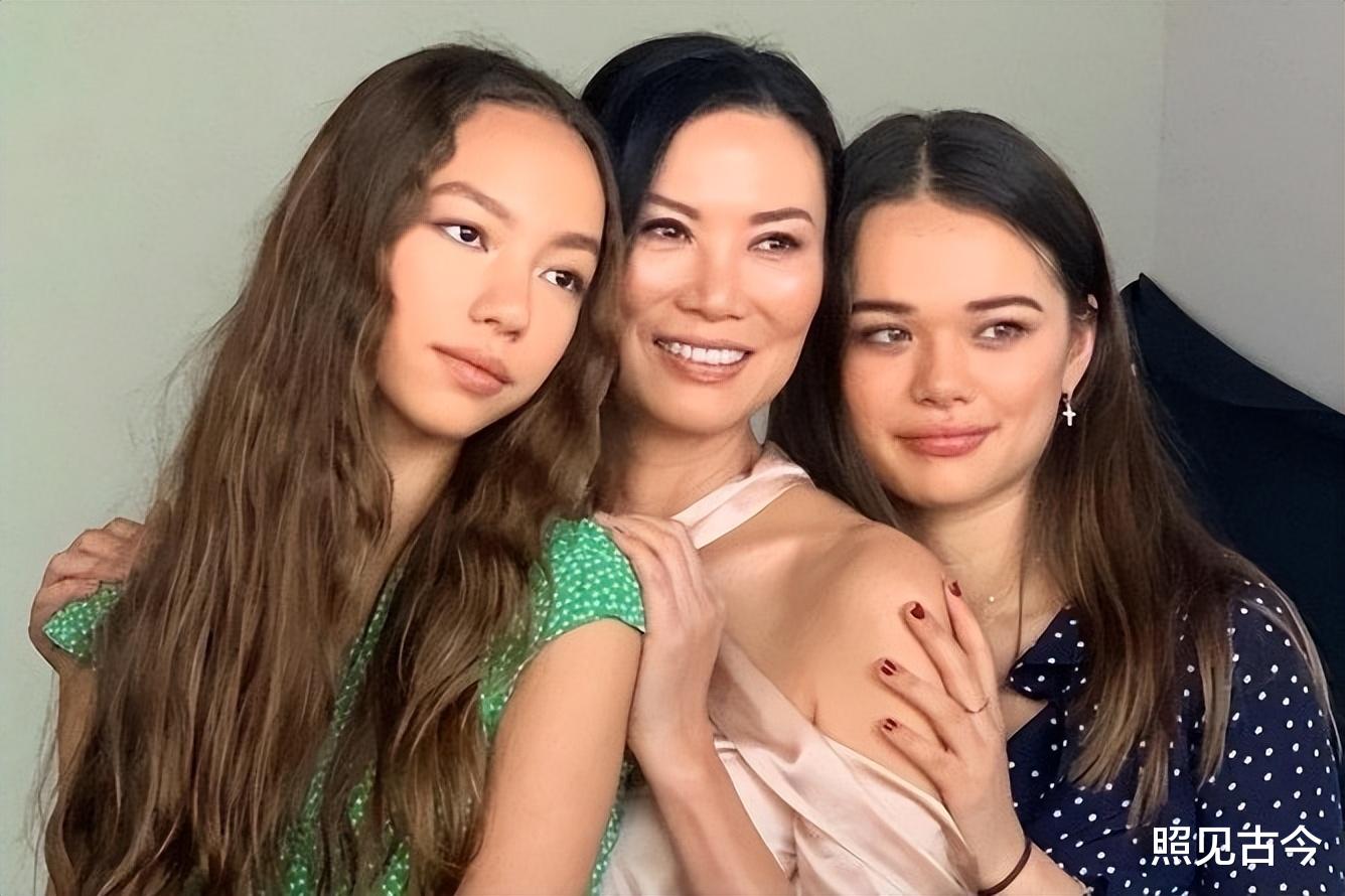 “虎妈”邓文迪:身价400亿也为俩女儿铺路,大女儿男友背景强大