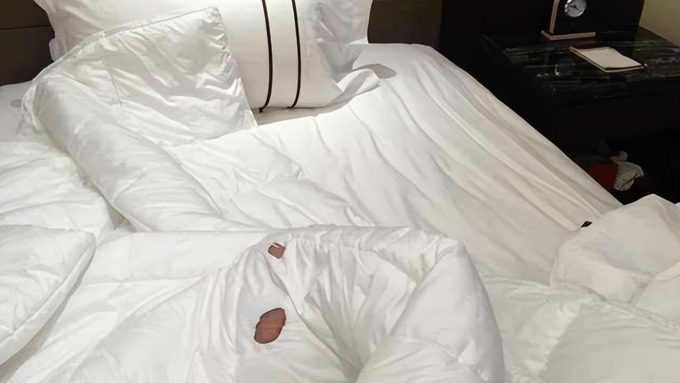 爆料！蔡徐坤浴血奋战女粉丝，酒店现场惊现血迹！