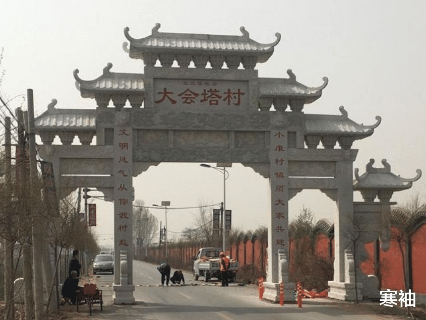 王宝强出名后，家乡村口给他立了个牌坊，他回家探亲顿时火冒三丈