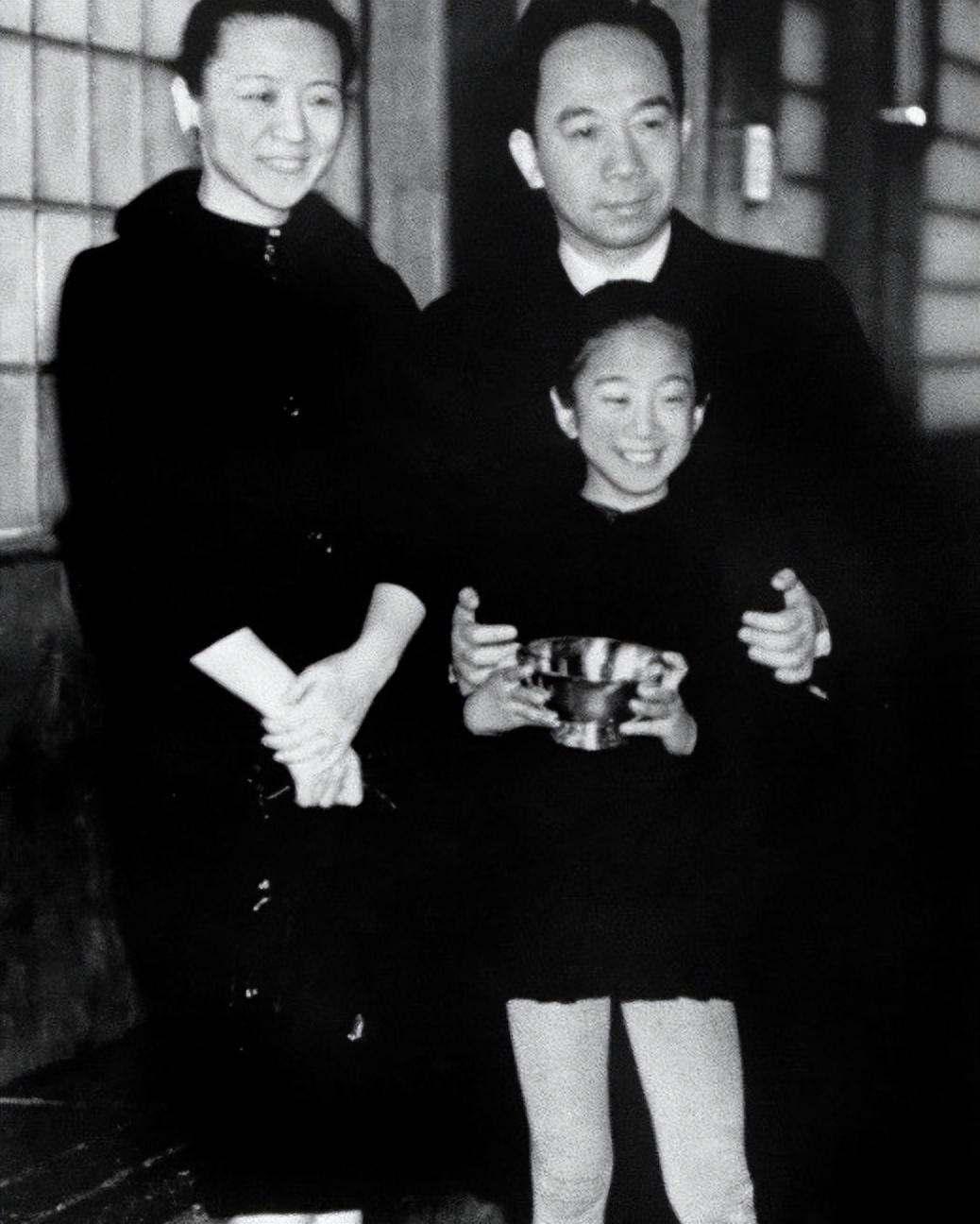 花滑|王薇薇:73岁皮不松肉不垮,背影如少女,家世显赫身边小鲜肉不断