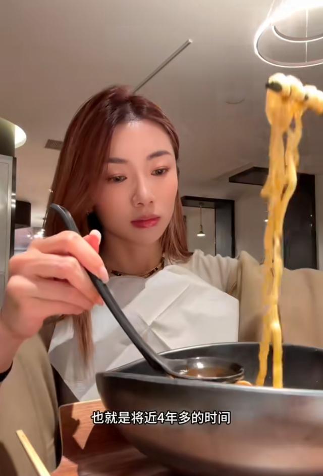 程晓玥为参加潘玮柏婚礼丢下女儿，被海关拦滞留24小时，遣回国