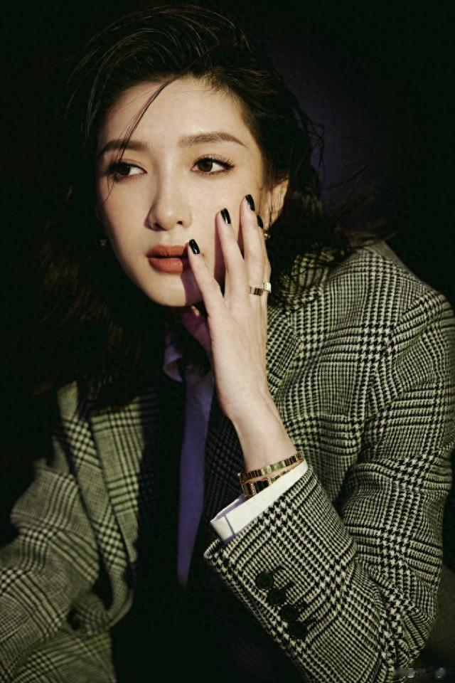 江疏影帅气造型 闪钻全包围眼妆好美