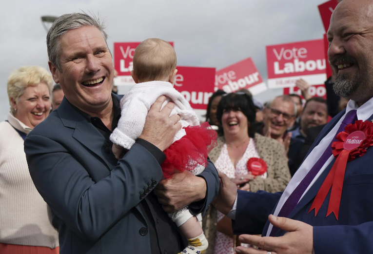 苏纳克政府丑闻发酵之际,一辆车直冲唐宁街10号,保守党要凉了?