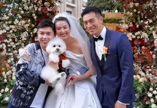 李佳琦前助理:30岁财务自由,住上海400多平豪宅,一个狗盆3000元