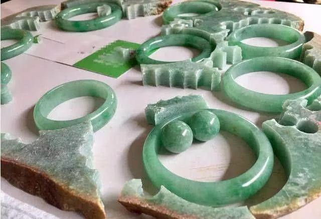 一块翡翠原石,竟切出数十条满绿手镯