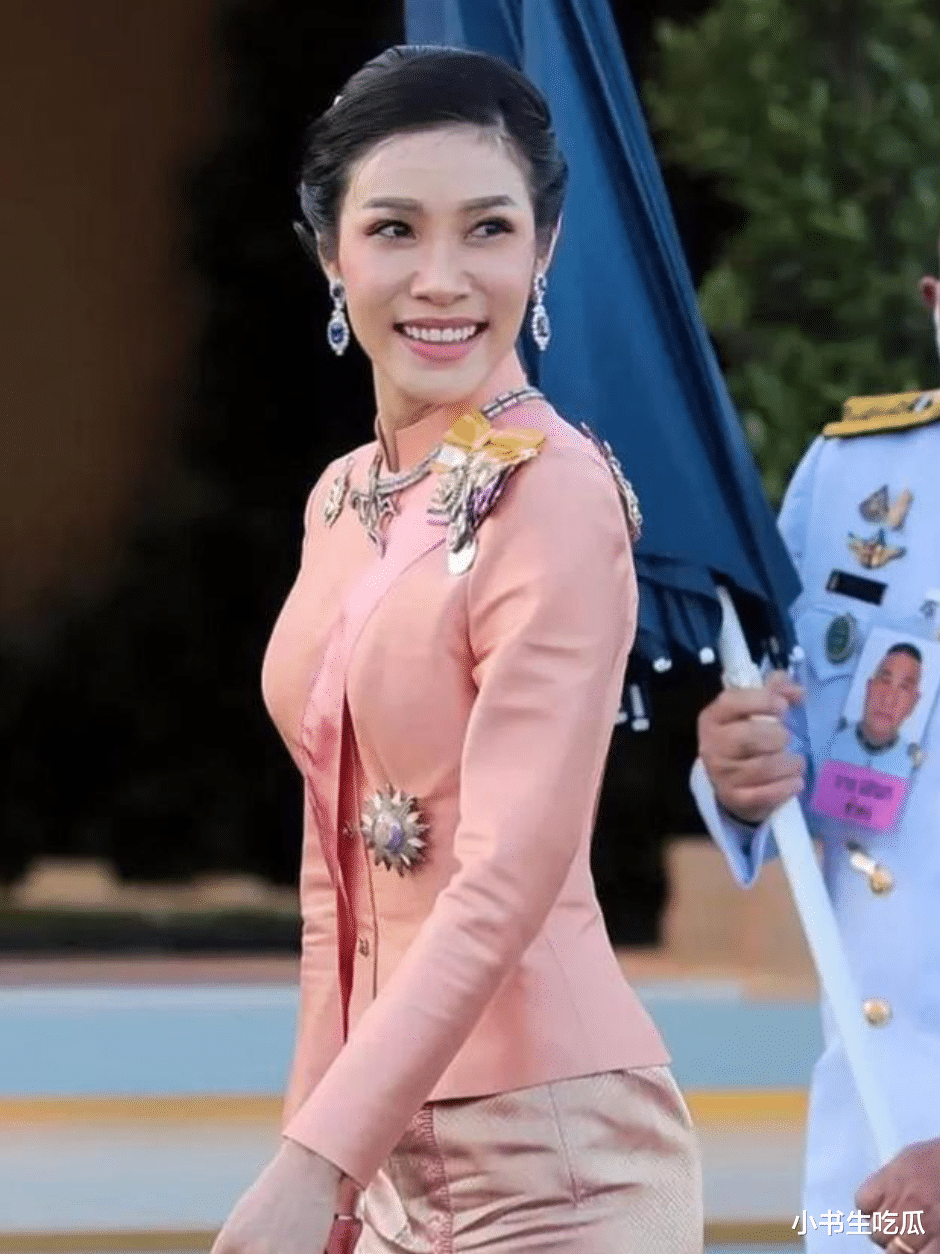 曾经的苏提达被贵妃抢风头，气到皱眉头，如今独占后宫笑容灿烂