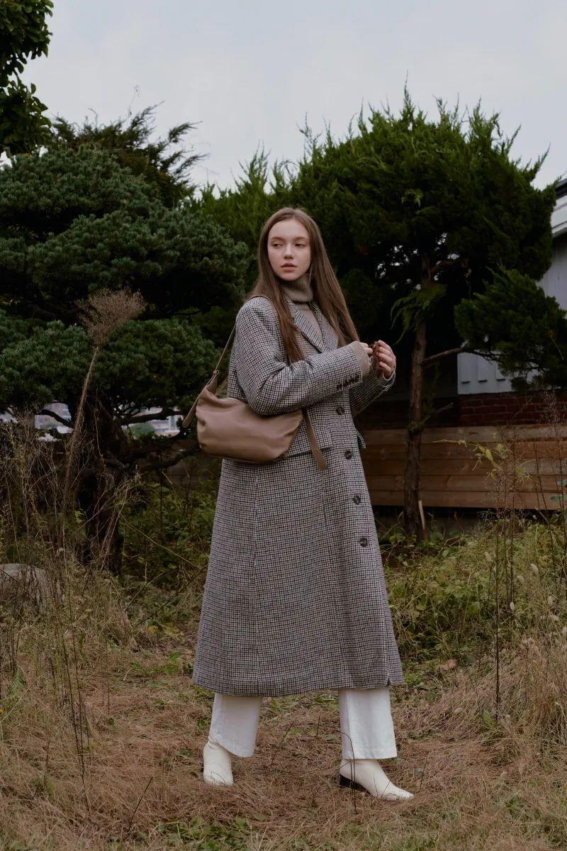 职场女性这么穿高级显气质!“格雷系大衣+毛衣”就够,谁穿谁美