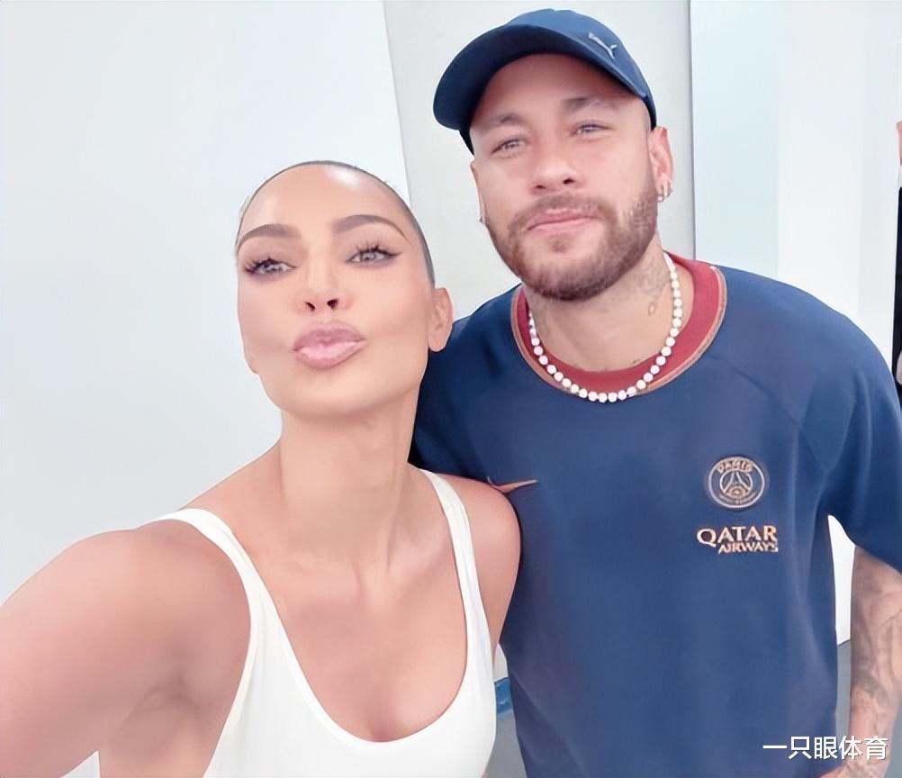 金卡戴珊内马尔合体，穿吊带露肩自拍！又带儿子追星，人脉强大