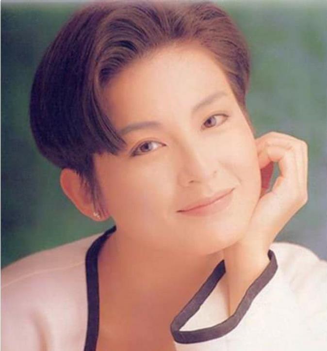 65岁天后至今未嫁,无性无爱,与青灯古佛相伴,被母亲毁掉一生