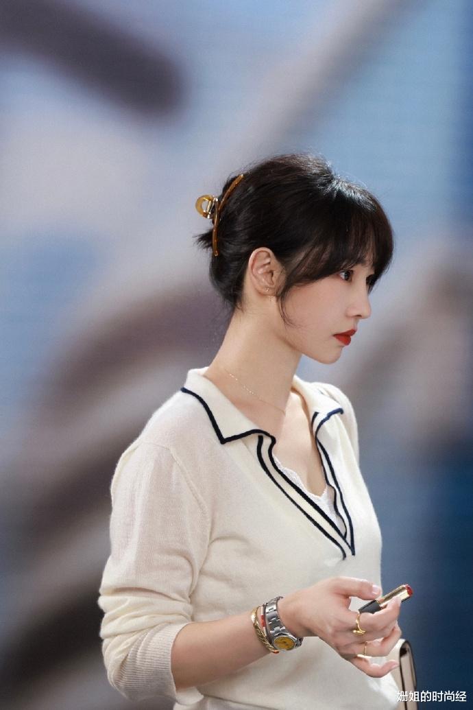 白百何新剧带火了一种穿搭:“慵懒小资”职场风,随意却不做作,好美