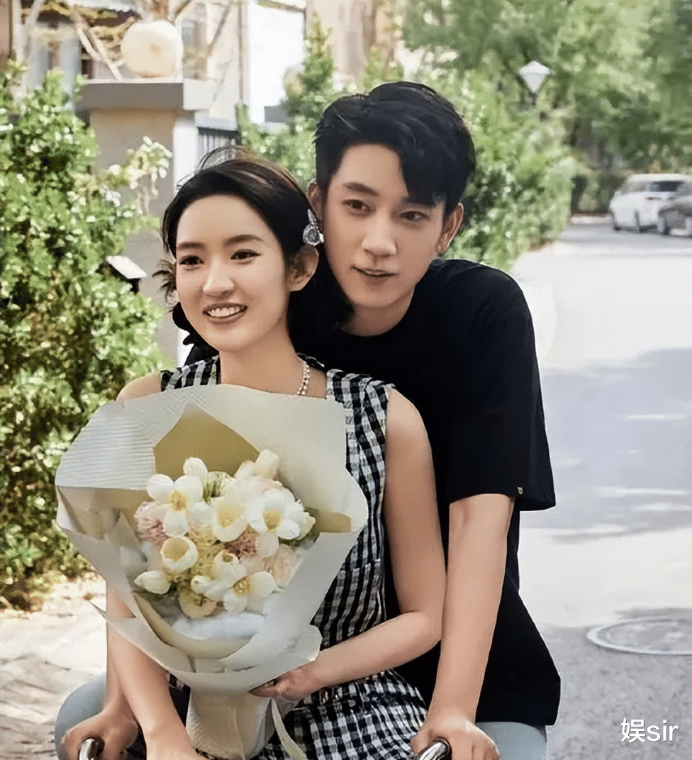 王玉雯|杨玏王玉雯恋情再添实锤,不惧10岁年龄差,手牵手画面曝光太甜蜜