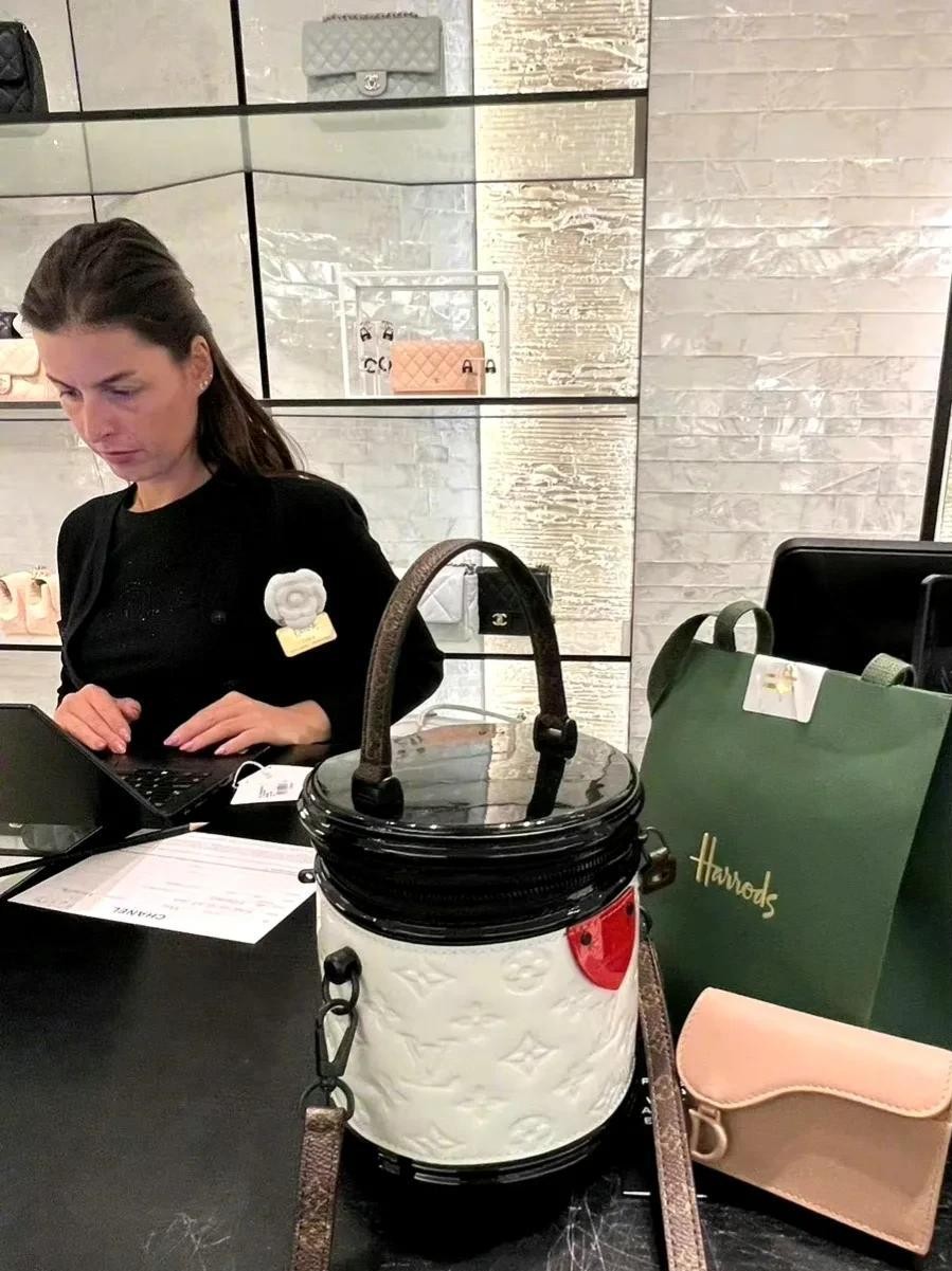 |李湘14岁女儿晒英国生活!出门坐劳斯莱斯,住千万奢华别墅显潇洒