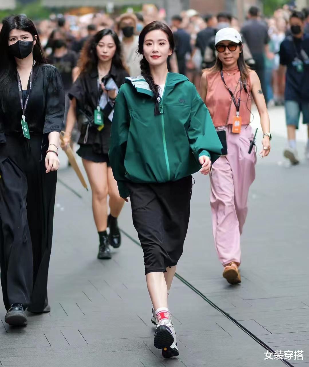 刘诗诗穿冲锋衣成都宣传,满头大汗不敢脱,网友:甲方给的太多