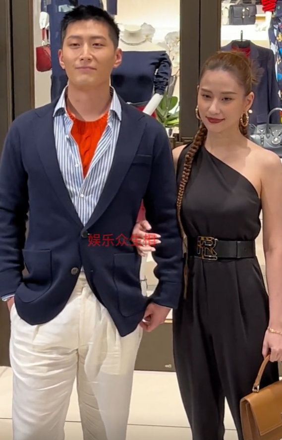 窦骁|窦骁爆婚讯后首与何超莲同框,打扮被吐槽像莽村李宏伟