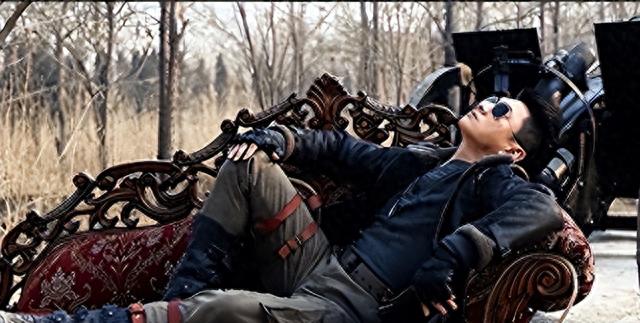 这些侮辱观众智商的镜头:伸裤裆摸手雷我忍了,子弹拐弯真忍不了